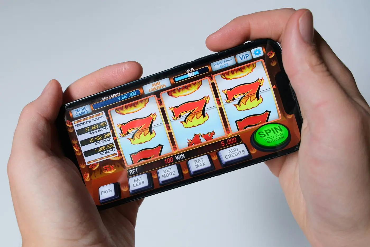 Smartphone mit Spielautomaten-App in Händen